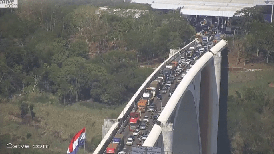 Caminhões na Ponte da Amizade, entre Brasil e Paraguai, nesta tarde de terça-feira (15).
Foto: Catve/Divulgação