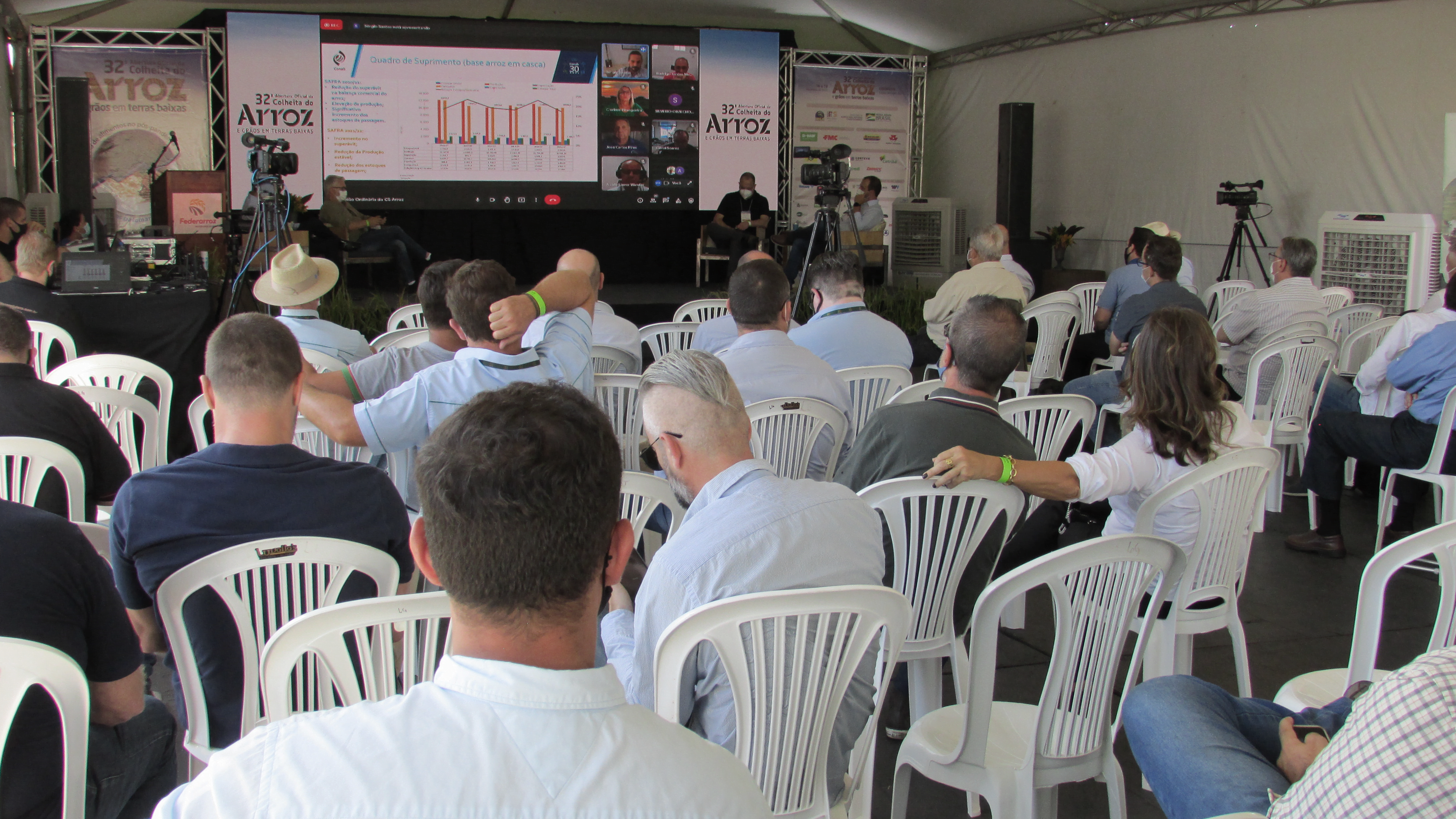 Foto de pessoas assistindo à evento.