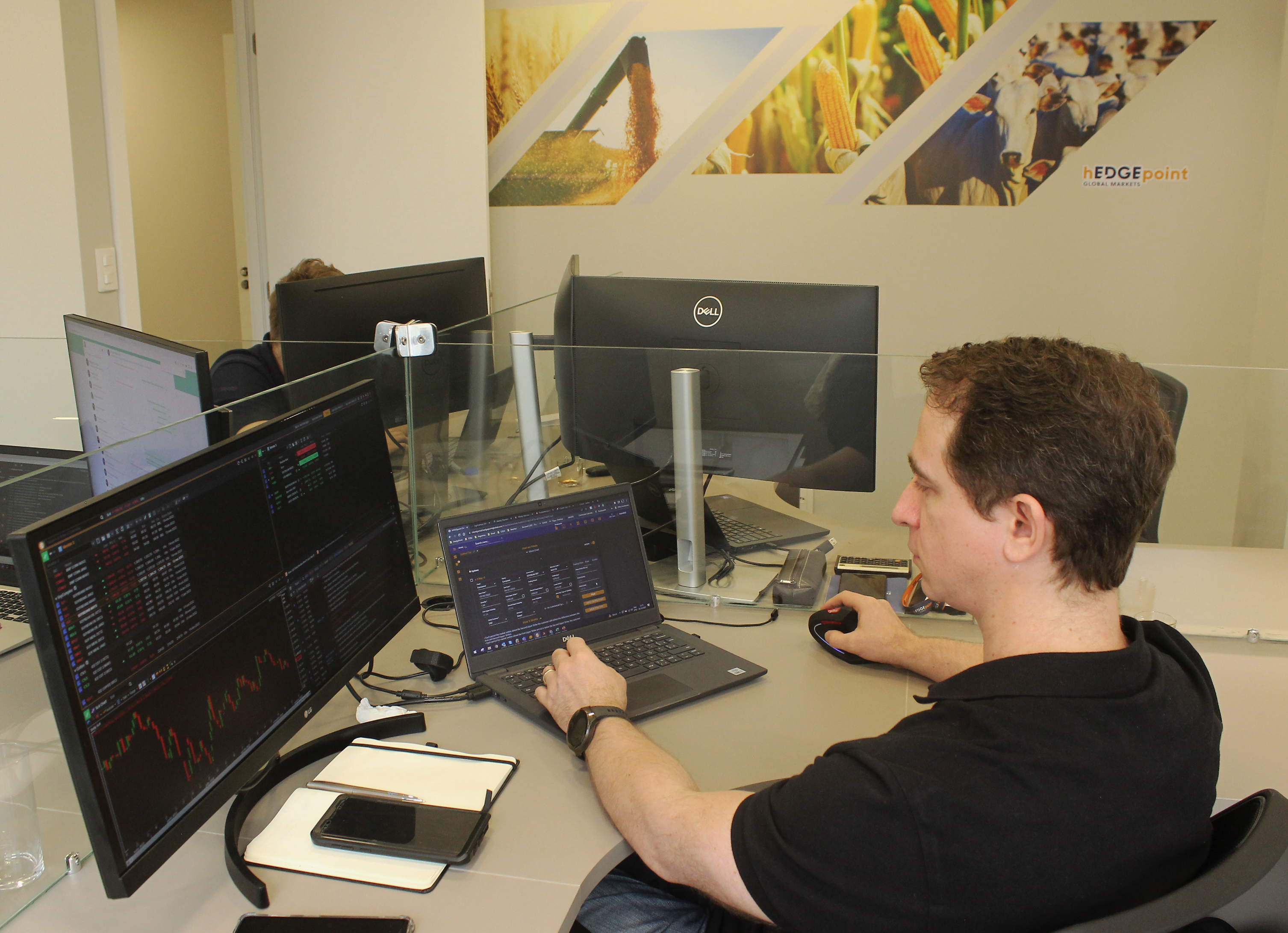 Foto de homem trabalhando em escritório em frente a computador.