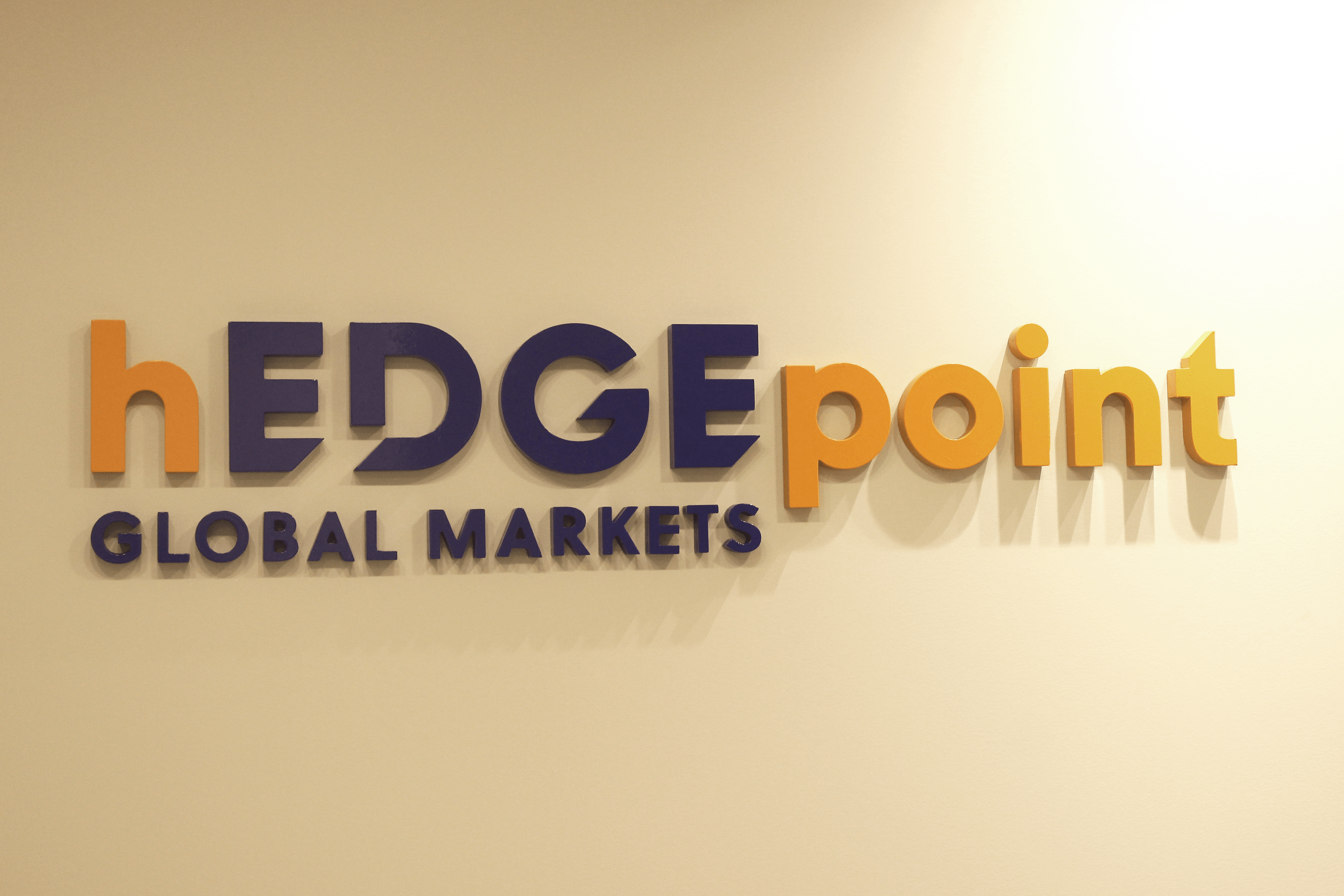 Foto de letreiro da hEDGEpoint Global Markets em parede.