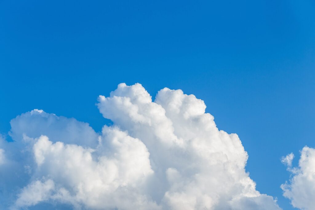 Foto de nuvem em céu azul.