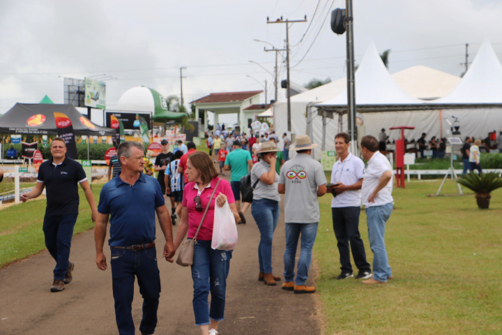 O público movimentou o primeiro dia em busca de atualizações | Foto: Hebert Kelvin/Destaque Rural