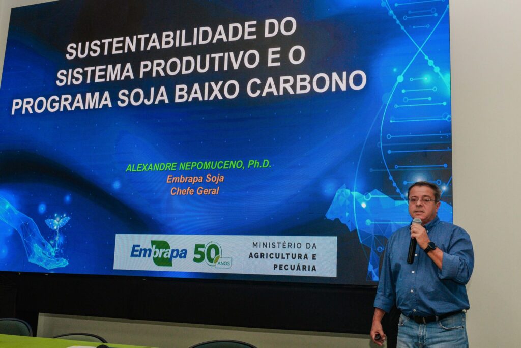 Foto mostra chefe-geral da Embrapa Soja durante a palestrante