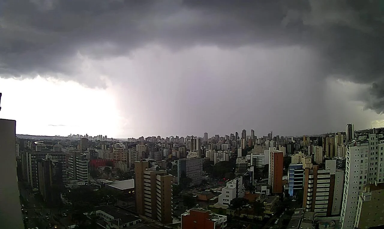 A foto mostra um temporal sobre Curitiba