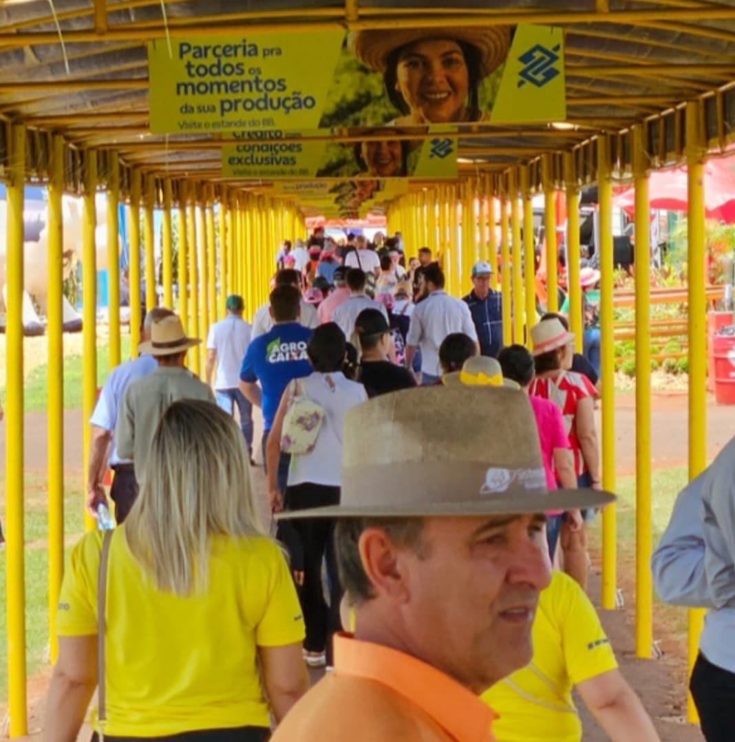 Pessoas andando em corredor da Coopavel
