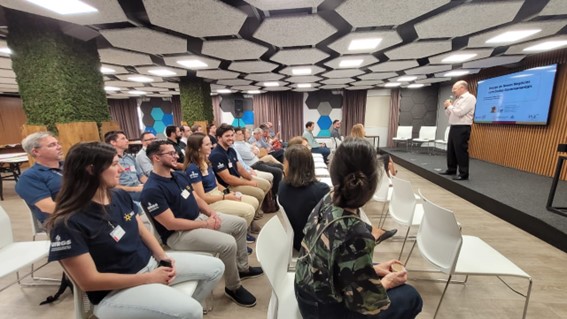 Pessoas sentadas enquanto uma autoridade está falando