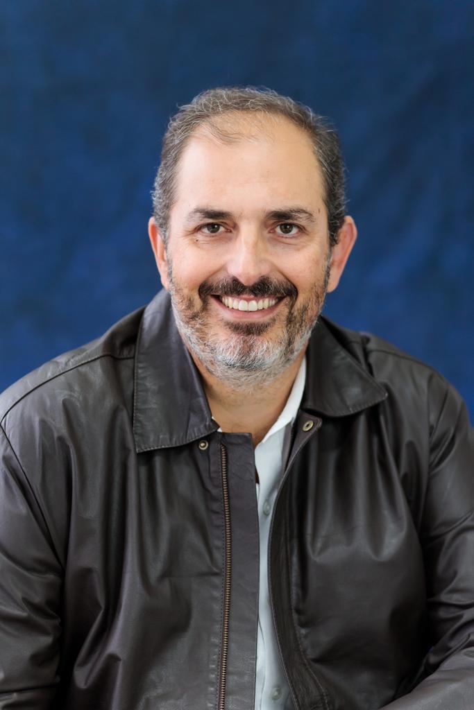 A foto mostra um homem de meio idade