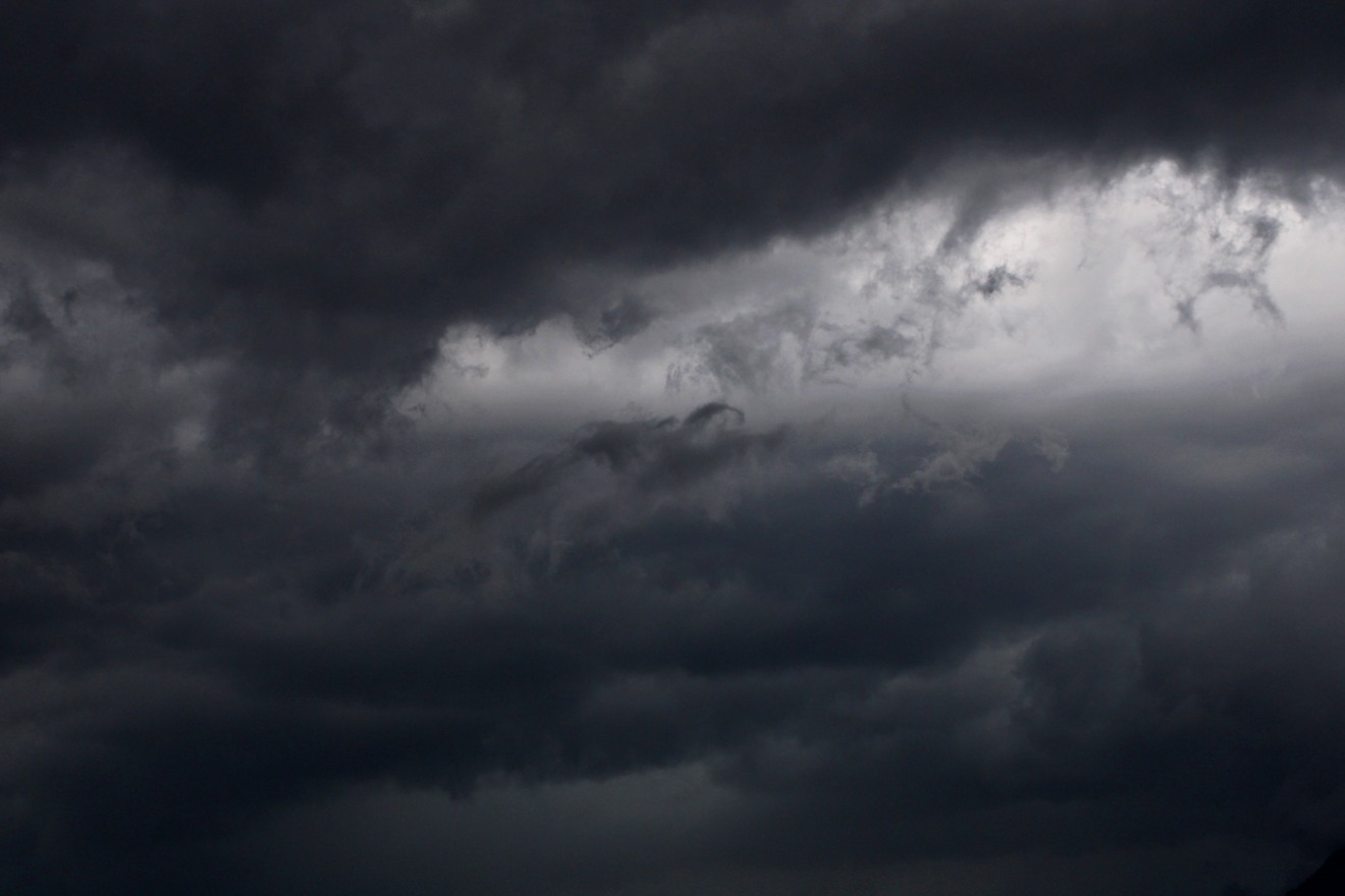 Foto de céu com nuvens escuras.