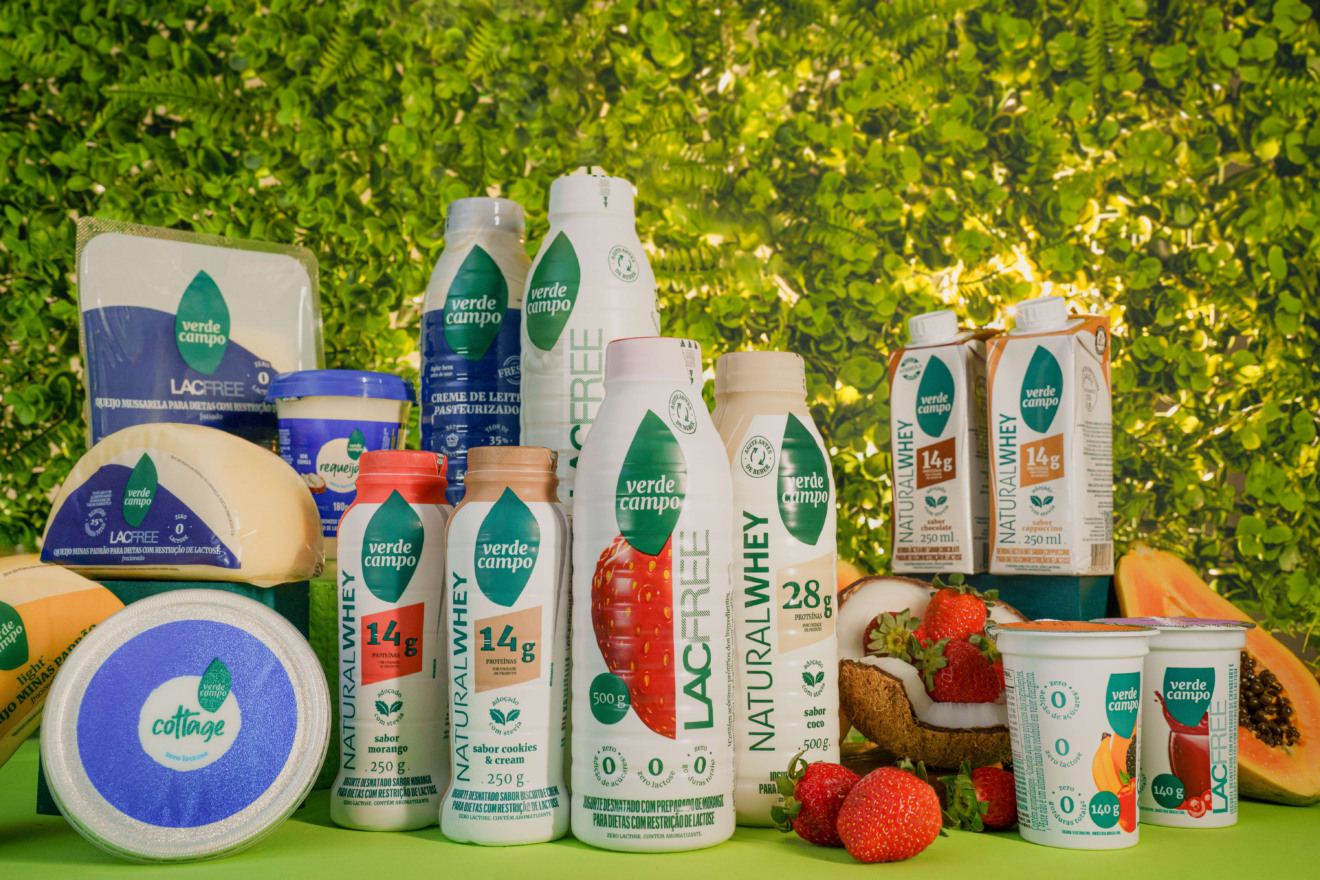 Foto de produtos lácteos, como iogurtes e queijos, da Verde Campo.