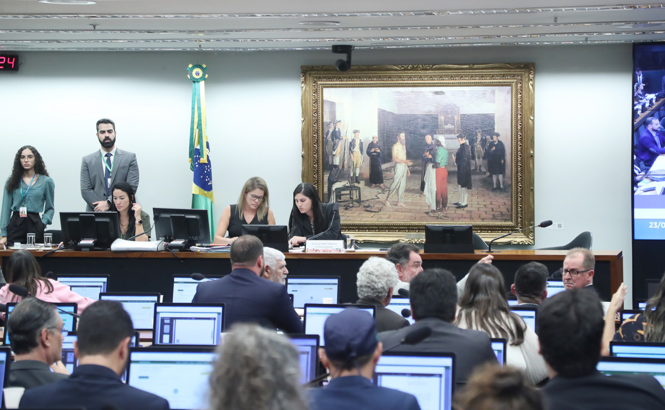 Foto de sessão da Comissão de Constituição e Justiça e de Cidadania (CCJ) da Câmara dos Deputados.