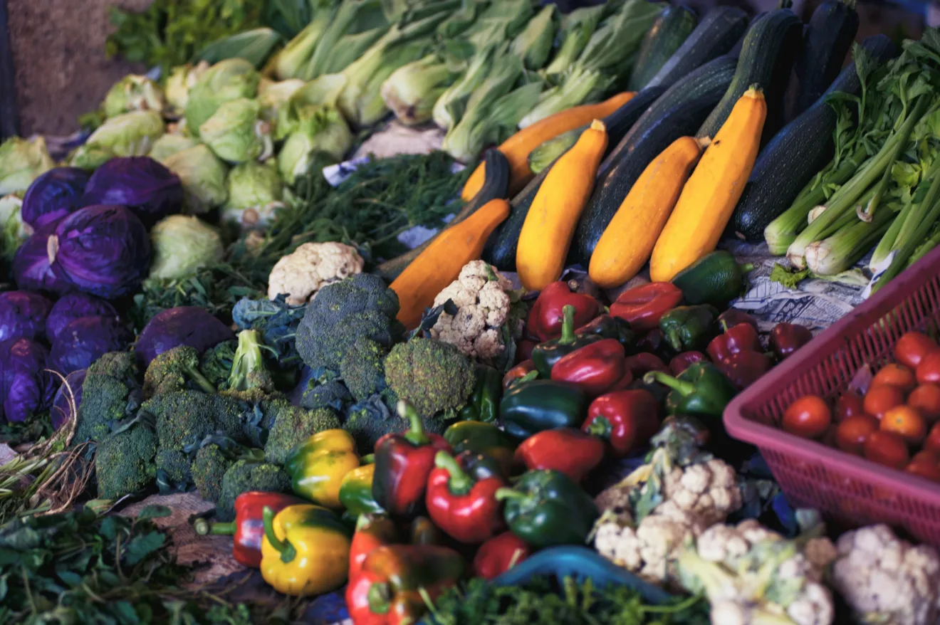 Foto de verduras em banca.