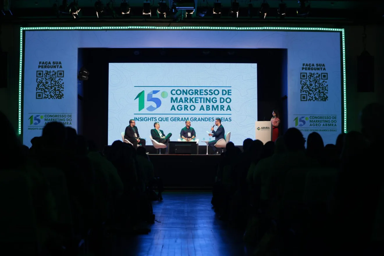 A foto mostra o público assistindo um painel do 15º Congresso de Marketing do Agro ABMRA.