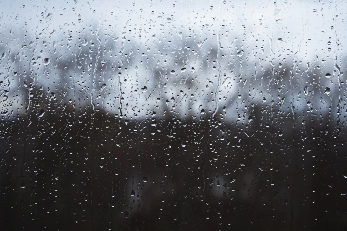 Foto de gotos de chuva em vidro.