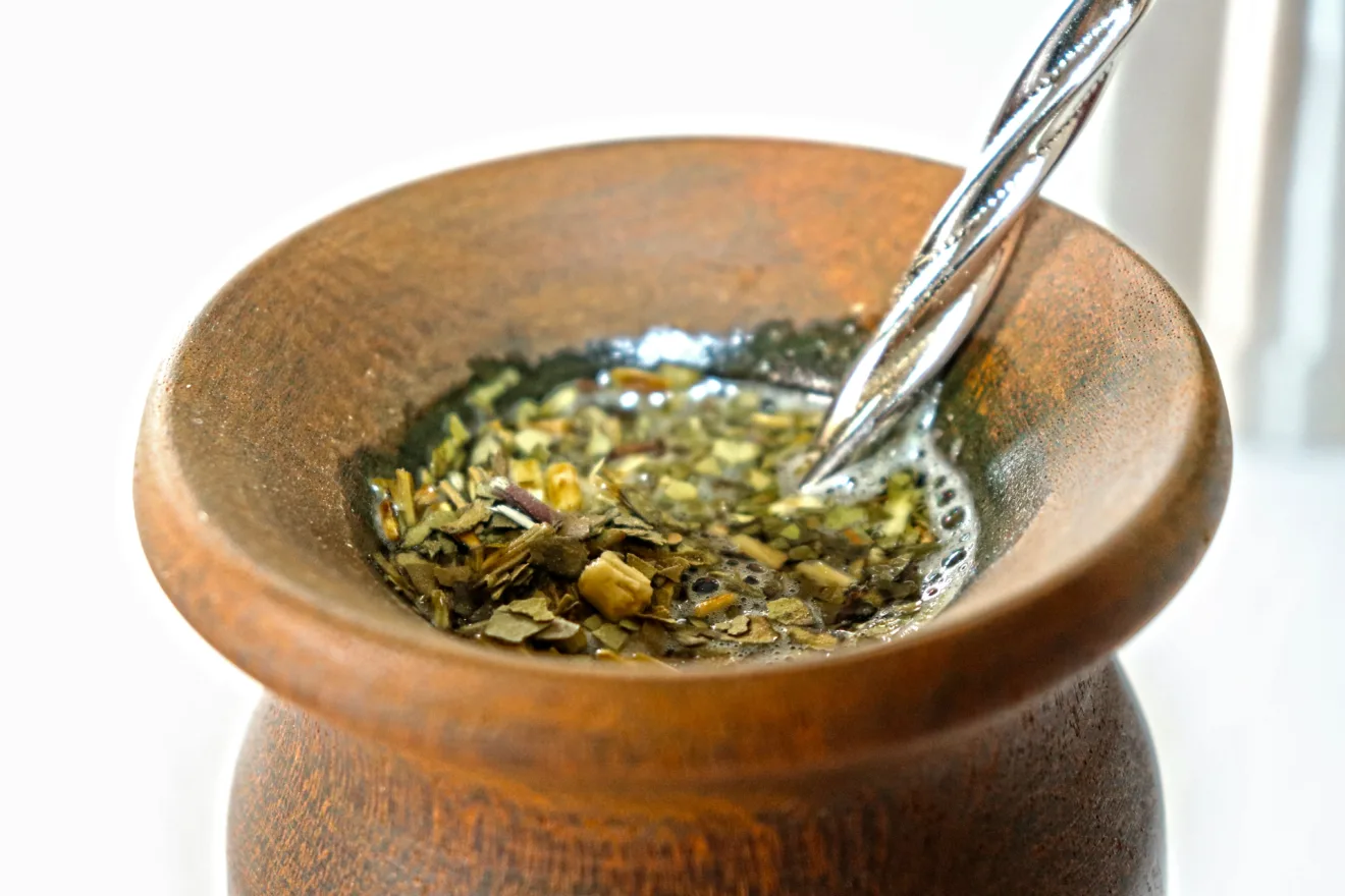 Foto de cuia com erva mate e bomba.