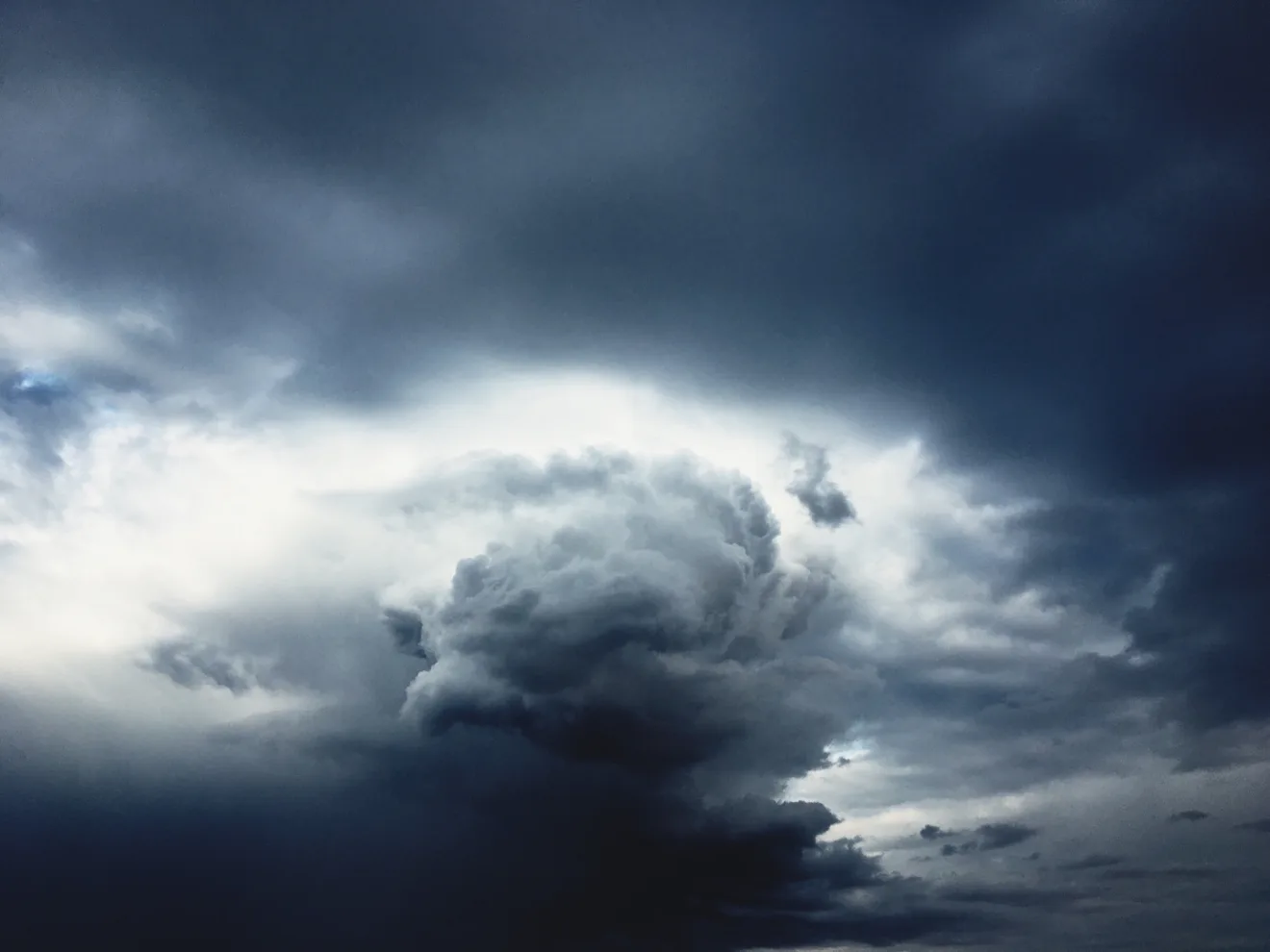 Foto de nuvens escuras no céu.
