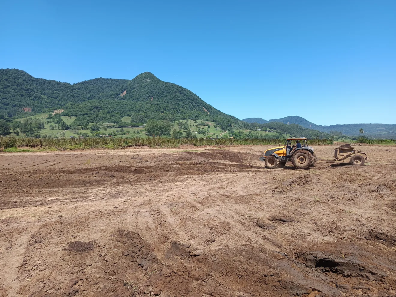 Foto de máquinas em terreno.