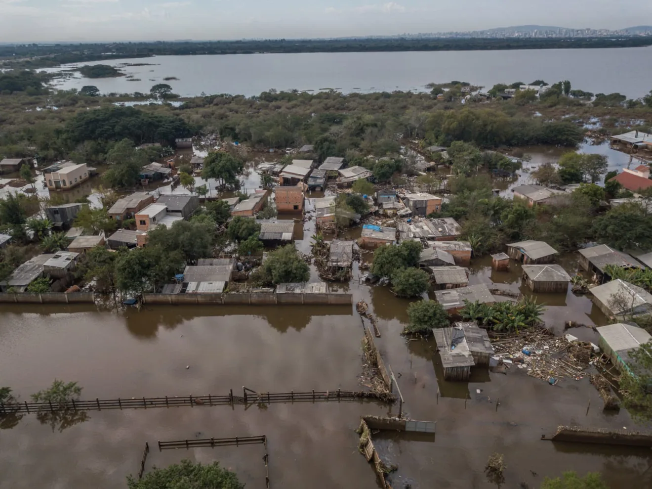 Foto de área próxima a rio com enchente.