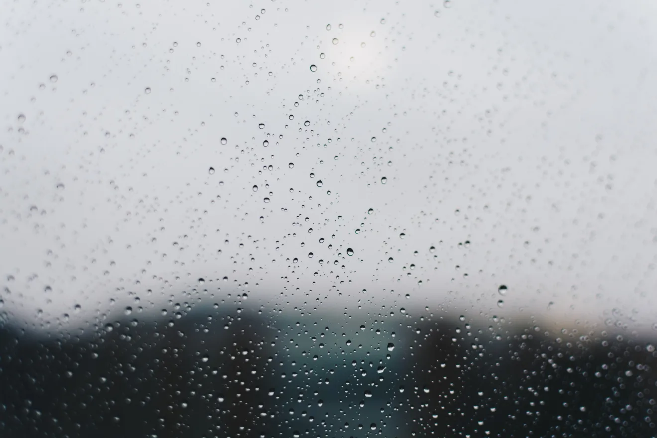 Foto de grãos de chuva em vidro.