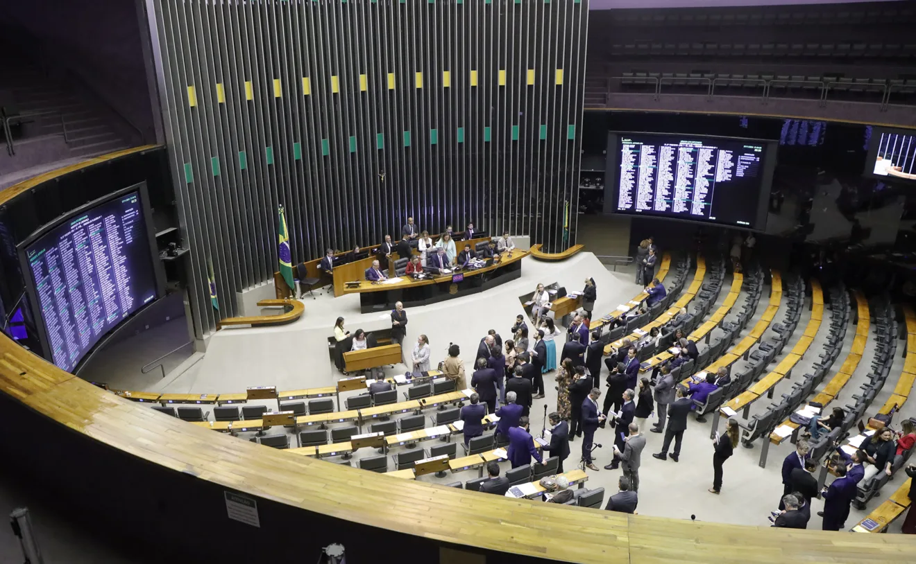 Foto de sessão deliberativa no plenário da Câmara de Deputados.