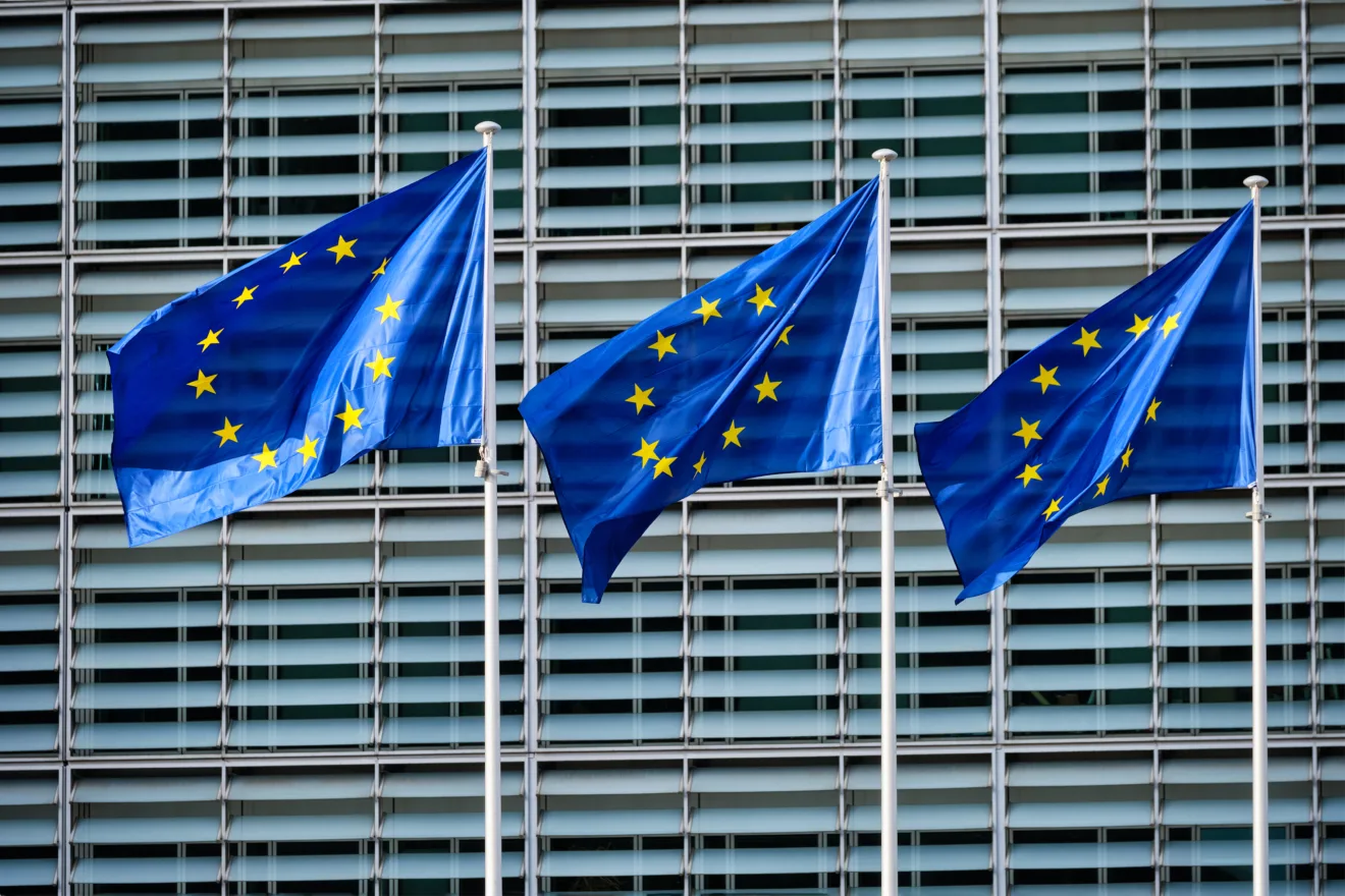 Bandeiras da UE na frente da Comissão Europeia.