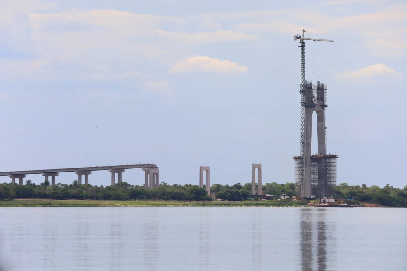 A foto mostra obras da ponte sobre o Rio Paraguai, entre Porto Murtinho (BR) a Carmelo Peralta (PY).
