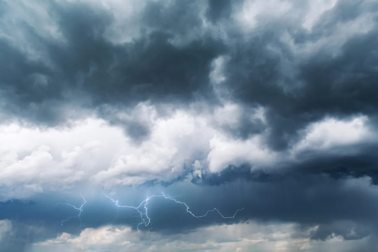 Foto de nuvens de tempestade e trovões.