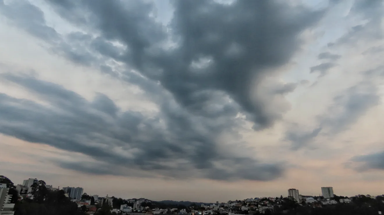 Imagem do céu com nuvens.