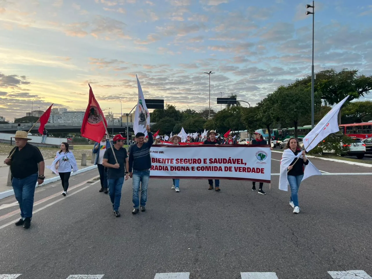 Produtores rurais fazem ato em Porto Alegre.