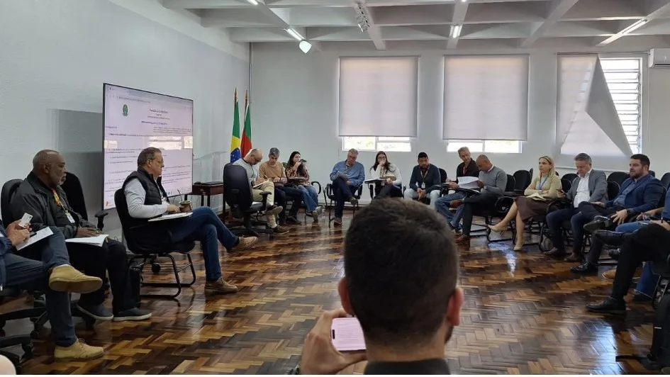 Foto da reunião da Secretaria da Agricultura e instituições que debatem operacionalização do pacote de R$ 12 bilhões para produtores.